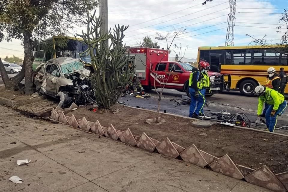 Un automovilista murió al impactarse contra una unidad de transporte público y quedar prensado, en la Alcaldía Gustavo A. Madero.