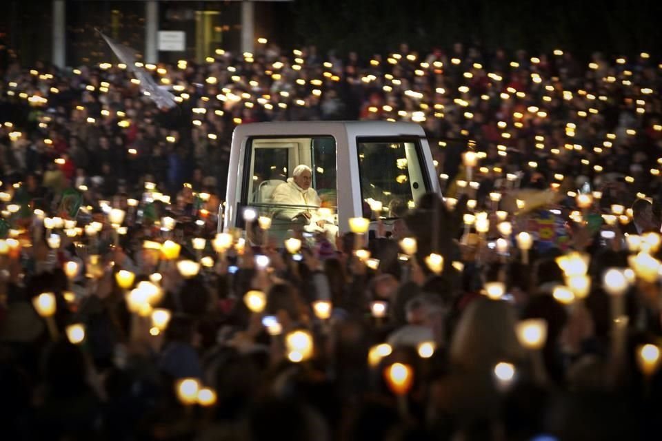 Papa Benedicto XVI viaja en el papamóvil cuando sale del Santuario de Fátima en Fátima, Portugal, el 12 de mayo de 2010.