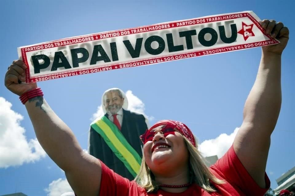 Un partidario de Lula da Silva muestra un cartel que dice 'El Padre Regresó' antes de su investidura como nuevo presidente en Brasilia, Brasil.