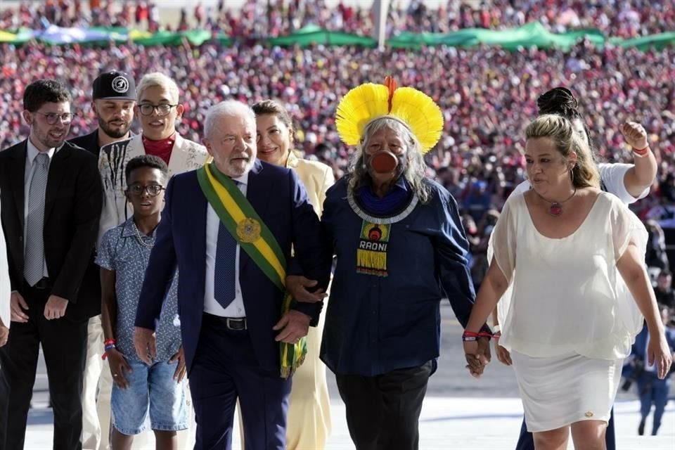 Lula da Silva con un grupo que representa a varios segmentos de la sociedad después de jurar como nuevo Presidente.