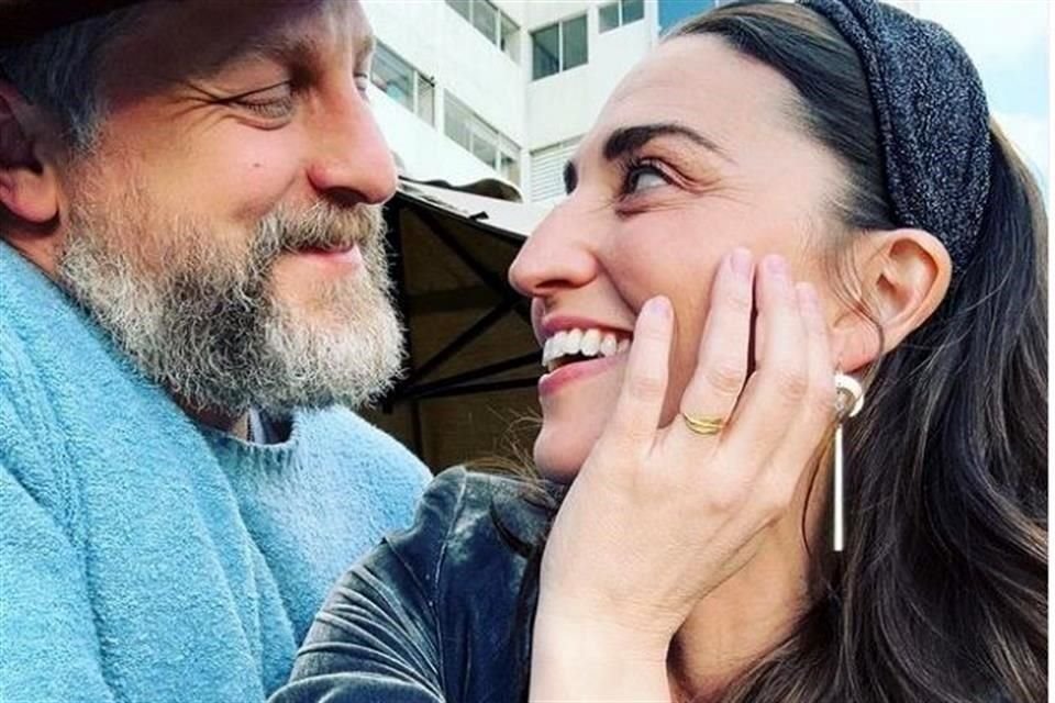 La cantante Sara Bareilles dio a conocer que se comprometió con el actor Joe Tippet.
