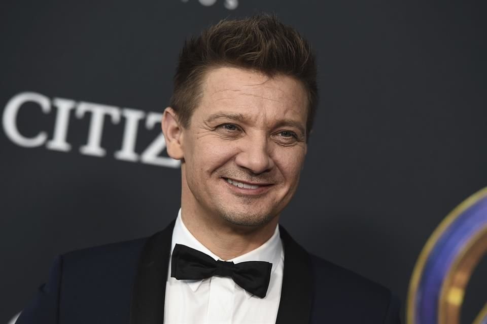 Jeremy Renner perdió mucha sangre como resultado de ser atropellado de una pierna con una máquina para retirar nieve cerca de su casa.