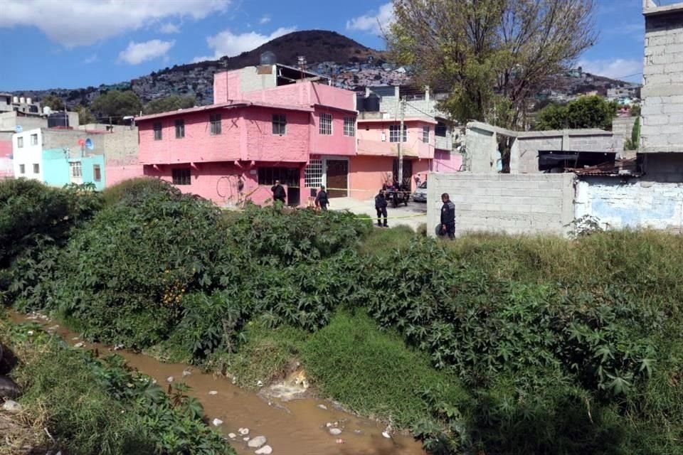 Vecinos de la Colonia La Cruz Tulpetlac encontraron esta mañana a un hombre de la tercera edad que flotaba en un caudal de aguas residuales.