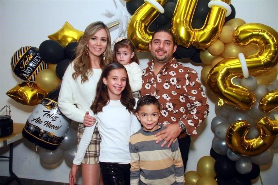 Fabiola Balderas, Natalia Garza, Mari Fer Garza,  Andrés Garza y Rodolfo Garza
