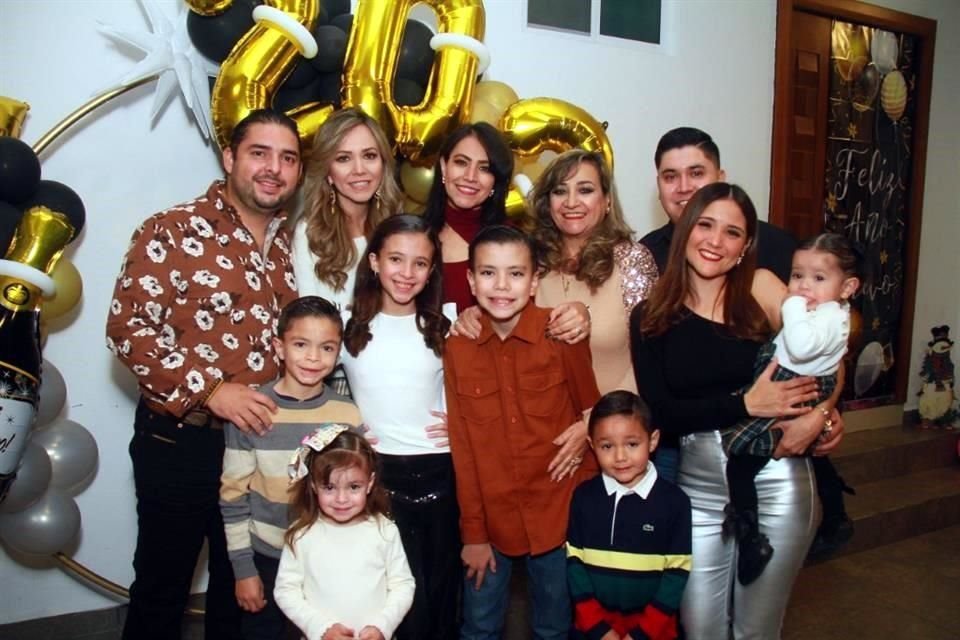 Rodolfo Garza, Fabiola Balderas, Liliana Balderas, Tere Moreno de Balderas, Diego Balderas, Dani Villarreal, Andrés Garza, Natalia Garza, Marifer Garza, Mauricio Balderas, Ana Lucía Balderas y Diego B