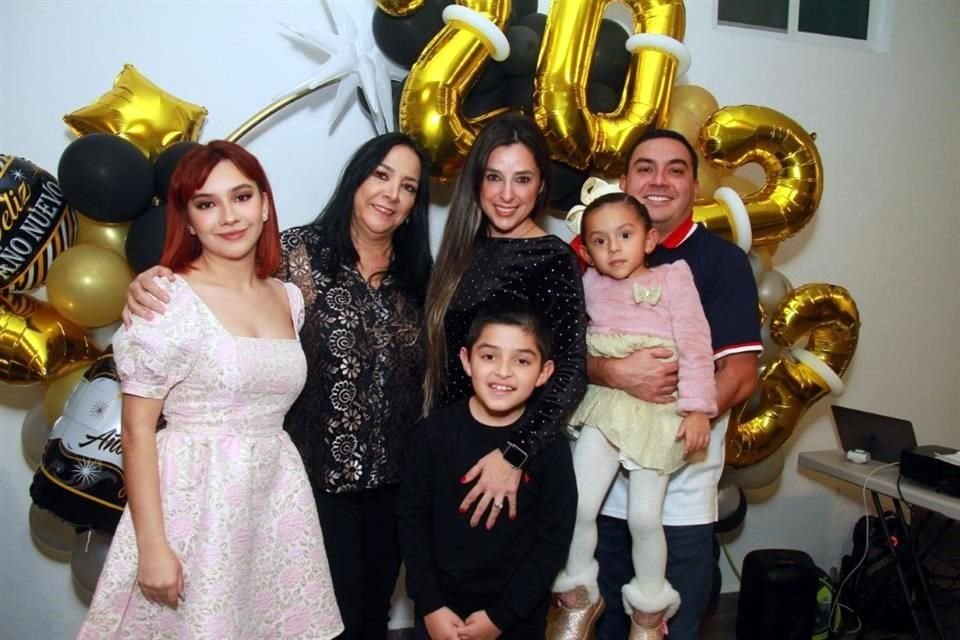 Alexa Chávez, Graciela Moreno, Bianca González, Bianca Anahí Chávez, Luis Marcelo Chávez y Adrián Pérez