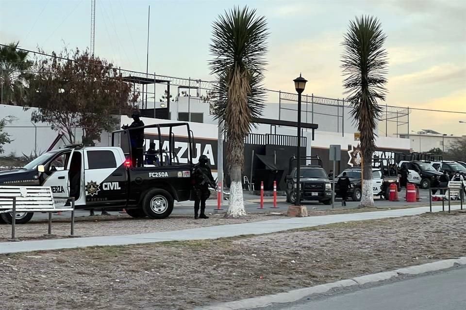 Uniformados de Fuerza Civil reforzaron la seguridad en el cuartel ubicado en Zuazua, horas después de un enfrentamiento en Salinas Victoria.