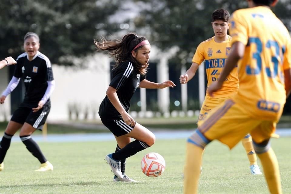 Tigres Femenil disputó un partido amistoso contra Tigres Sub 14 como preparación para el Torneo Clausura 2023.