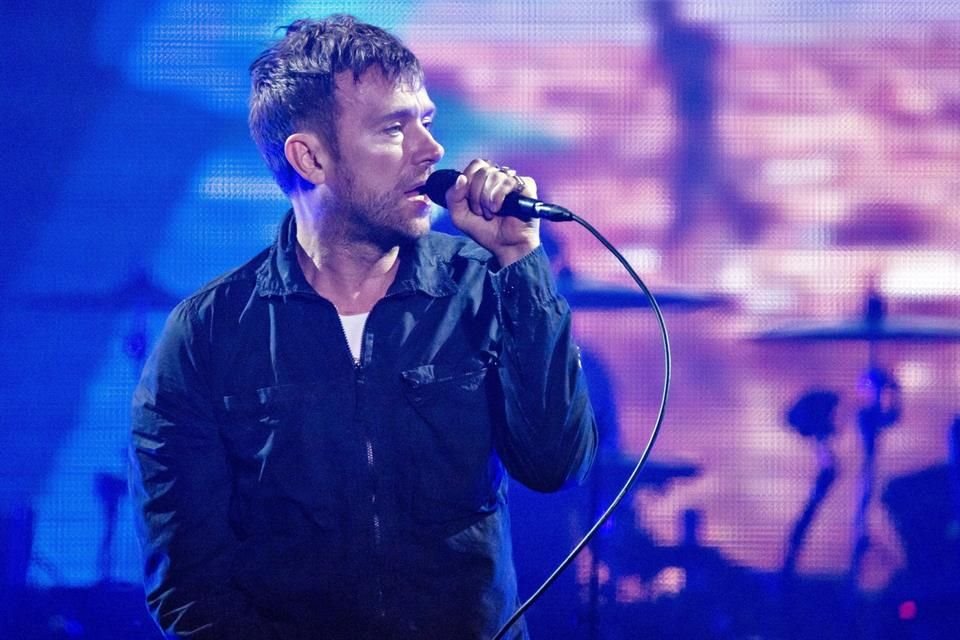 Durante un paseo por la Ciudad de México, el líder de Blur y Gorillaz, Damon Albarn, se tomó fotos con sus fans.