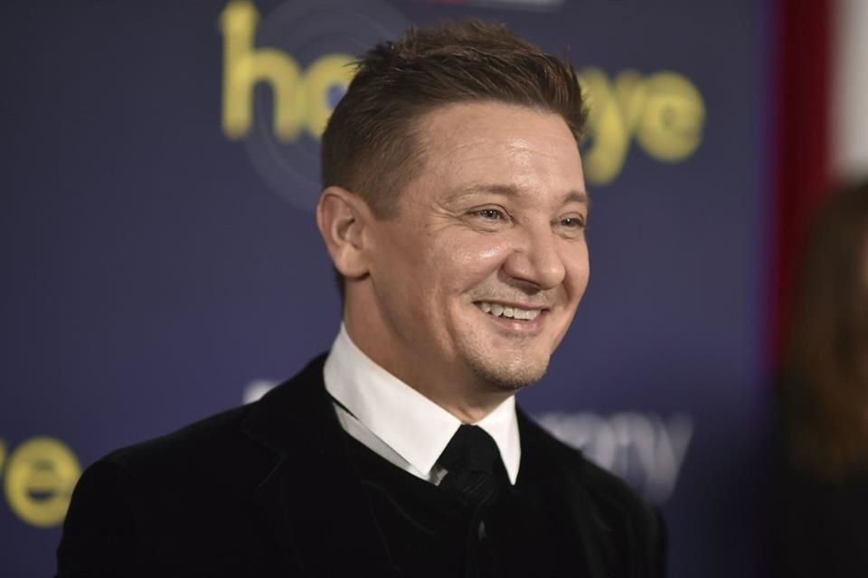 Jeremy Renner reapareció en redes sociales para agradecer el apoyo y autoridades informan cómo ocurrió el accidente.