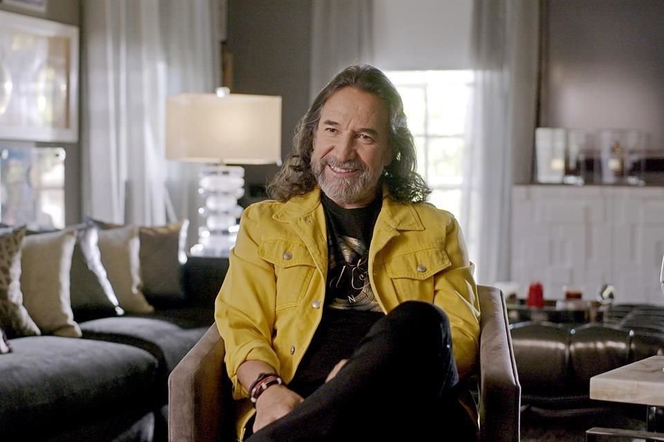 Marco Antonio Solís realiza en un nuevo documental un balance sobre su grupo y logros personales, así como de su pasado de inmigrante.