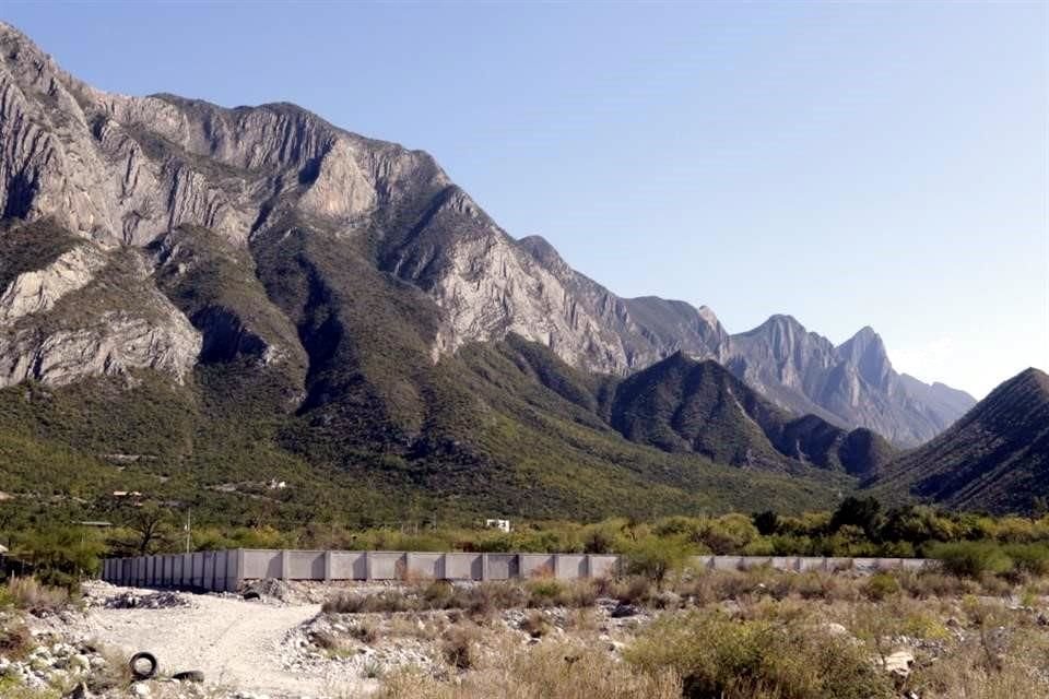 Tras décadas sin regulación, las construcciones y los tiraderos crecieron en el territorio del parque, como en La Huasteca.