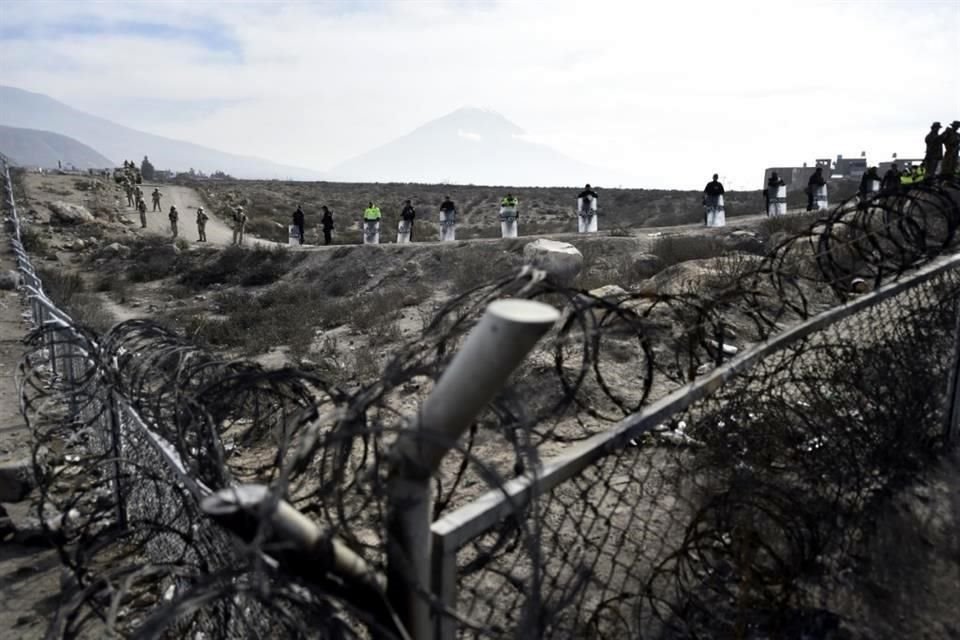 Soldados y policías montan guardia dentro del aeropuerto para mantener alejados a los manifestantes en Arequipa, Perú.