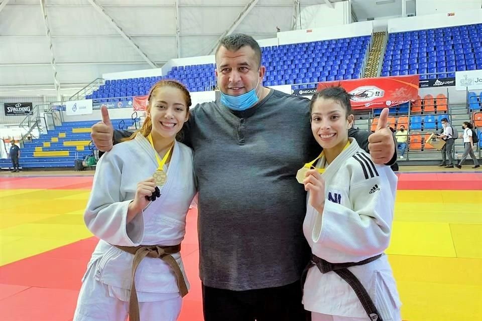 Leslie Villarreal (izq.) y Julieta Pérez (der.) posan con el forjador de talentos Izzo Hamada.