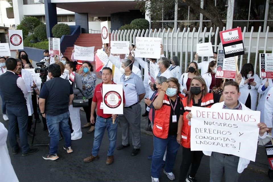 Diversos trabajadores del ISSSTE se manifestaron para demandar mejores condiciones laborales e insumos