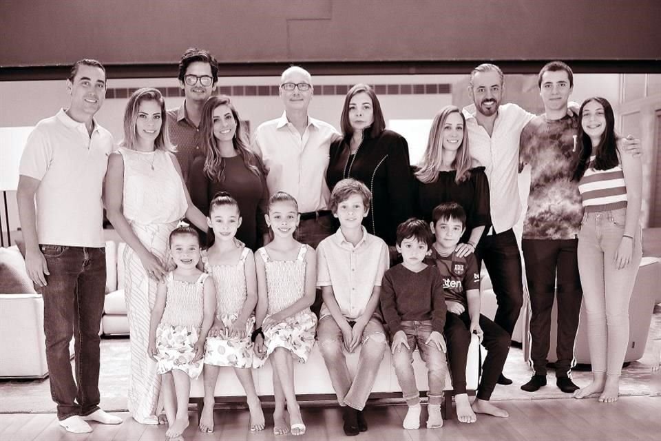 Nancy y su esposo Francisco Garza Egloff (finado) con su familia