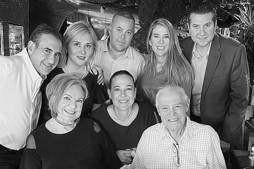 Rodolfo Villarreal, Sandra de Villarreal, Mauricio Villarreal de la Garza, Caty Villarreal de Safi, Roberto Safi, Sylvia De la Garza de Villarreal, Gabriela Villarreal y Rodolfo Villarreal
