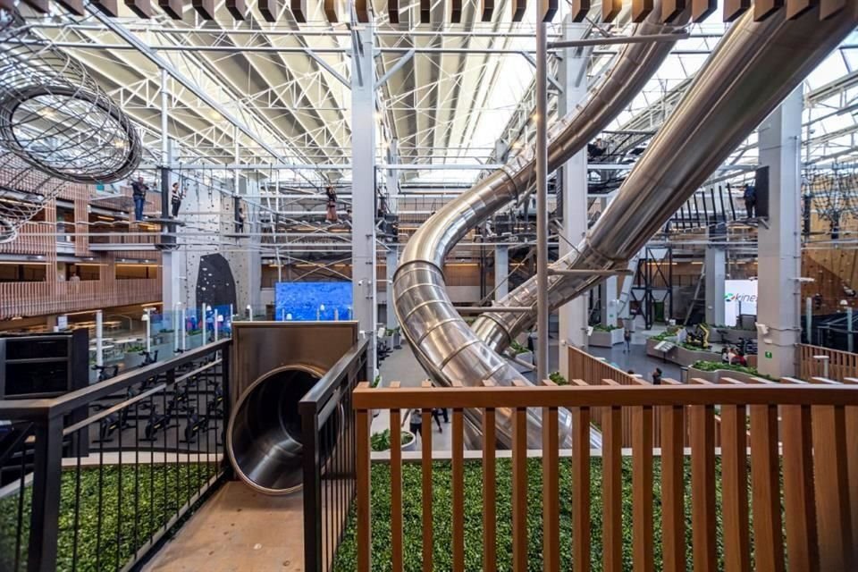 Hay tres toboganes con diferentes alturas, uno de ellos es el tobogán de indoors más alto del mundo.