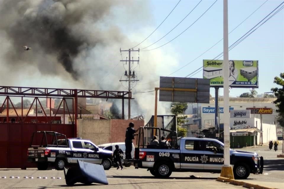 La policía llega al lugar en el que un local fue saqueado en Culiacán, en el estado de Sinaloa, tras la detención de Ovidio Guzmán.