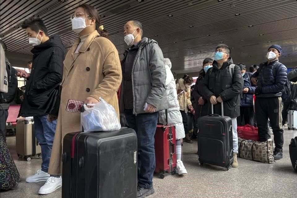 China está tratando de minimizar la posibilidad de un nuevo brote de COVID-19 durante la fiebre de viajes del Año Nuevo Lunar luego del final de la mayoría de las medidas de contención.