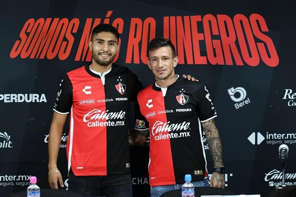 Jaziel Martínez (izq.) fue presentado junto a Brian Lozano como nuevos jugadores del Atlas.