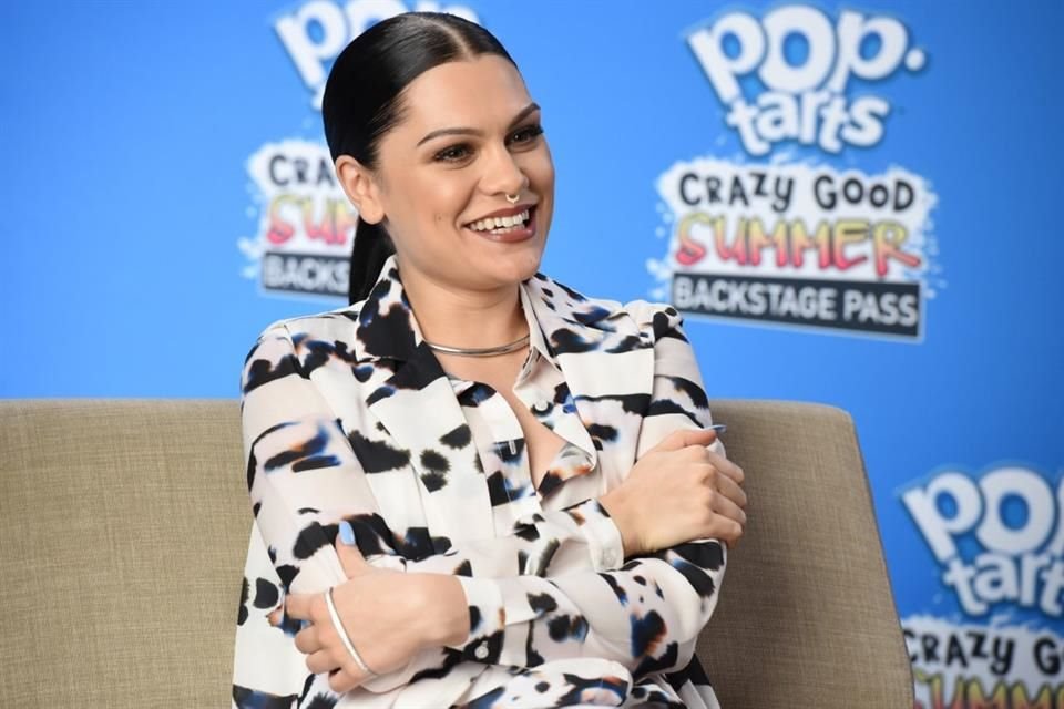 La cantante Jessie J compartió en redes sociales que está esperando a su primer bebé, tras haber sufrido un aborto espontáneo el año pasado.