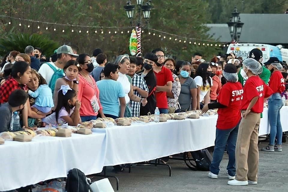 El Gobierno estatal unió miles de trozos de pan para completar 380 metros de rosca.