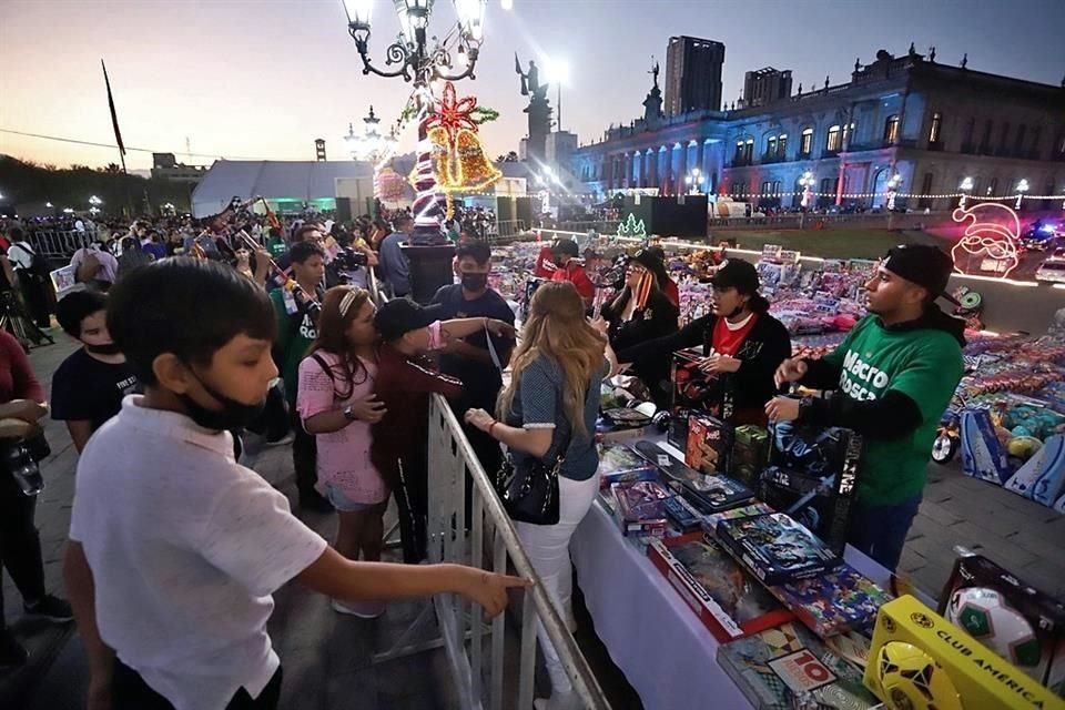 Además de rosca, el Estado también regaló unos dos mil juguetes a quienes se sacaron 'el monito' del tradicional pan.