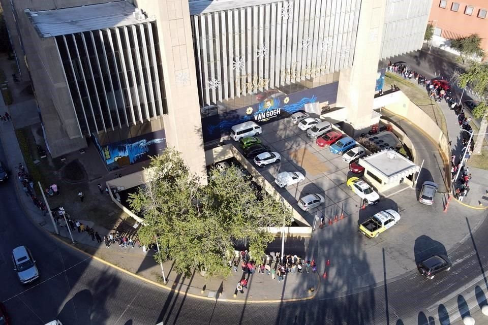 Los asistentes a la rosca otorgada por el Gobierno regio hicieron una megafila que dio vuelta al Palacio de Monterrey.