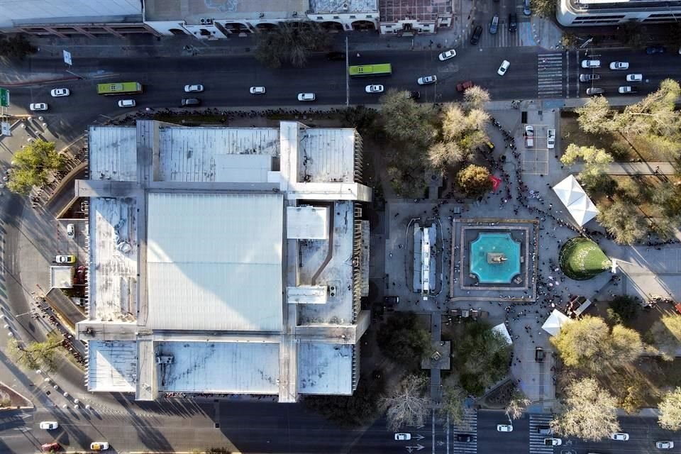 Las personas que llegaron por su pedazo de rosca hicieron una fila desde el centro de la Plaza Zaragoza, dando vuelta al Palacio y llegando hasta la calle Zaragoza, a la altura de Ocampo.