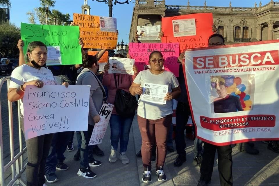 Familiares de los jóvenes desaparecidos exigieron ayer en  la Macroplaza que se aceleren los trabajos para localizarlos.