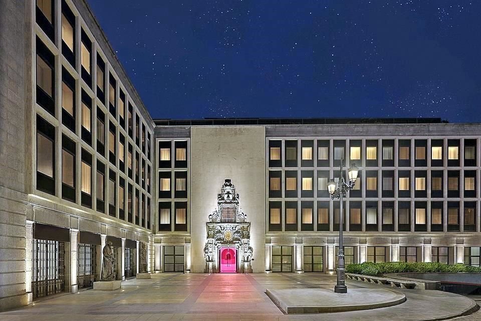 El edificio se erige en la Plaza de las Descalzas con vistas evocadoras a un monasterio real del siglo 16. De líneas limpias y modernas, sólo está embellecido por un pórtico barroco del siglo 18.