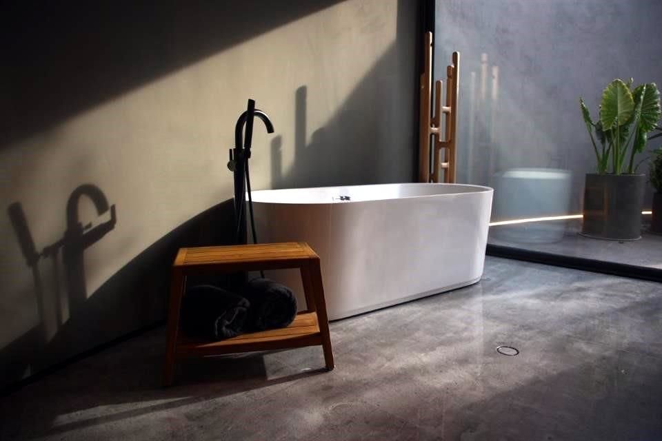 Adaptar el baño para consumir menos líquido es una opción que puedes tomar.
