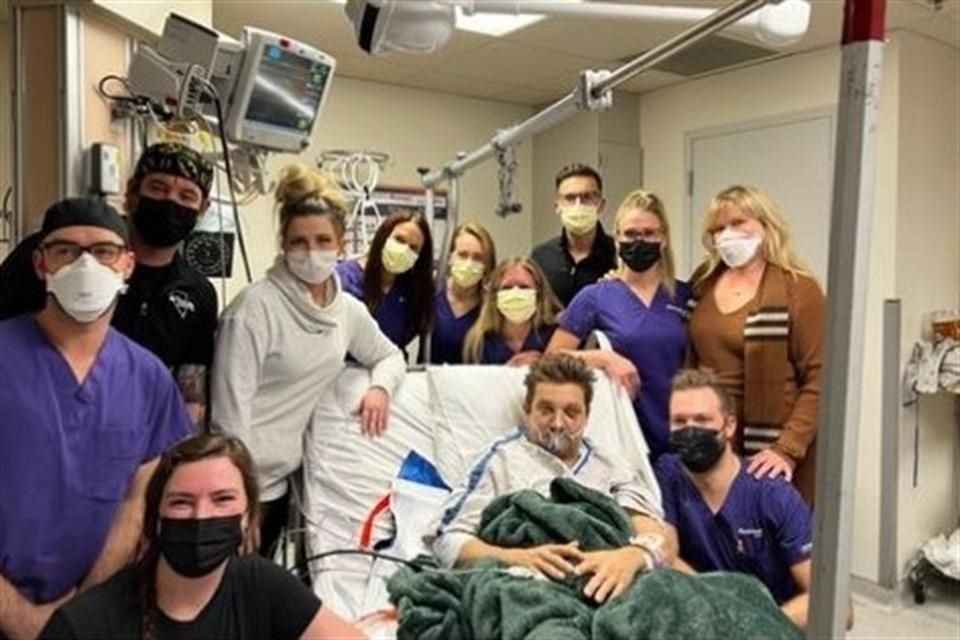 Jeremy Renner celebró su cumpleaños 52 acompañado del personal médico de la Unidad de Cuidados Intensivos.