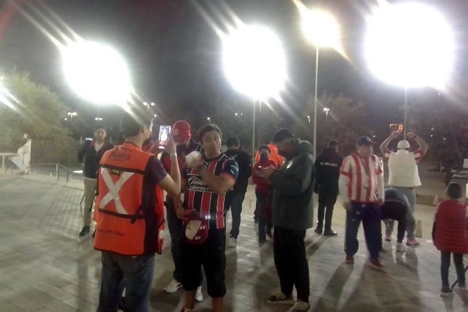 La Liga MX desplegó miembros de staff para ayudar a los aficionados a registrarse con el Fan ID.