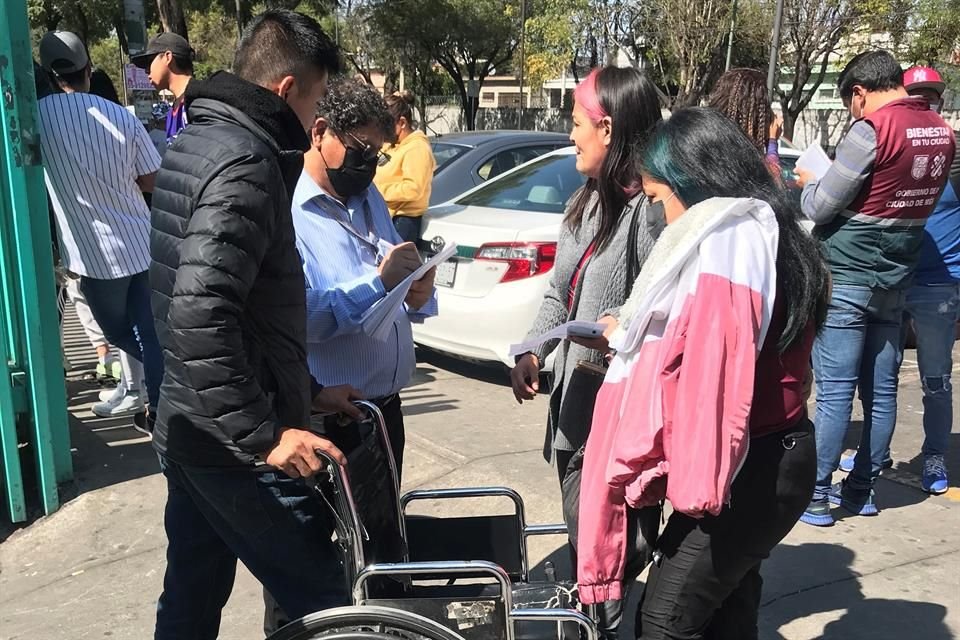 Sumado a la angustia que vivieron los usuarios durante los 40 minutos que tardaron en abrirles las puertas para ser evacuados, se enfrentaron a la indiferencia de las autoridades.