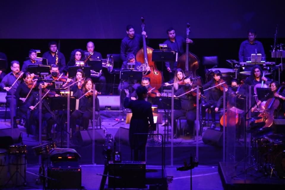 Luis Álvarez ofreció un concierto sinfónico y eléctrico ante casi 10 mil espectadores.