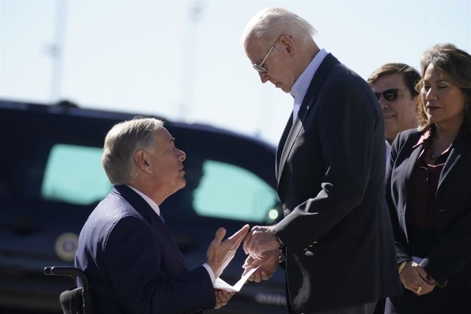 El Gobernador texano estuvo presente cuando Biden se bajó del Air Force One y le entregó al Presidente una carta.