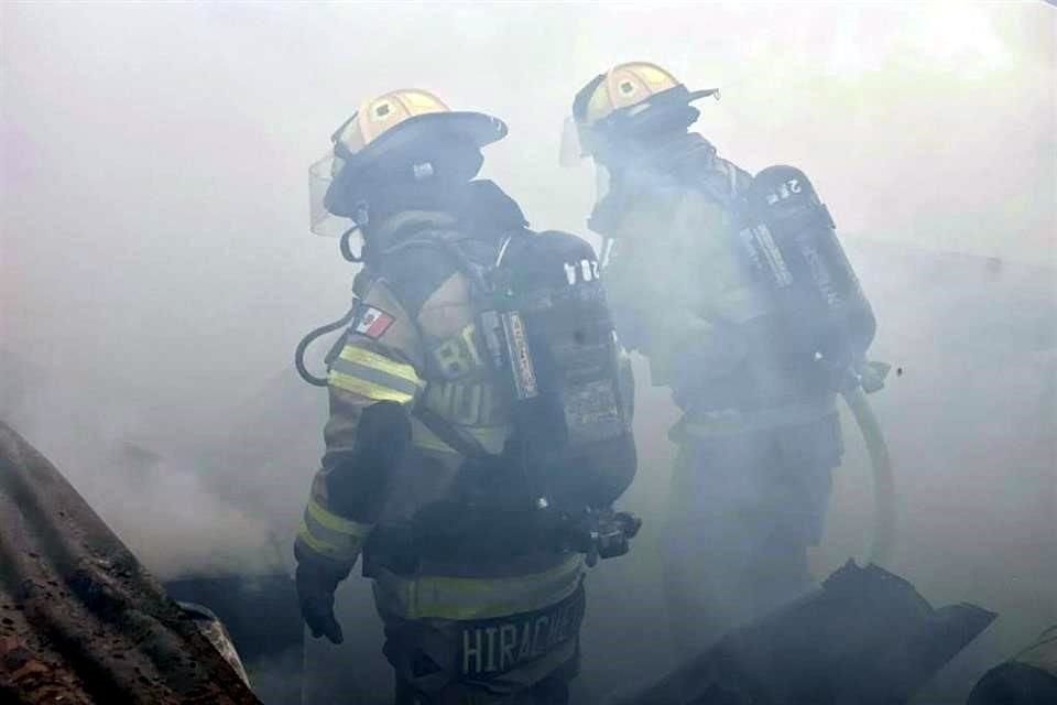 Elementos de Bomberos Nuevo León controlaron el incendio de las viviendas con apoyo de Protección Civil.