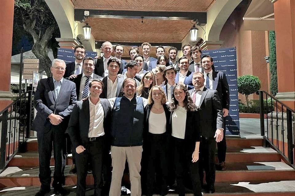 Socios Fundadores Jim Seale y Brett Carmel con su equipo directivo, Felipe Bueno, Robert Whitney, Sergio García del Bosque, Carlos Hernández y Alejandro Montemayor junto con analistas de la firma.