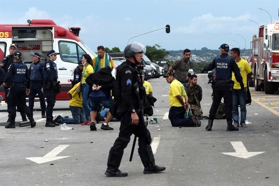 Autoridades de Brasil recuperaron el control de las tres sedes del Poder, tras invasión bolsonarista; se reportan al menos 150 arrestos. (Photo by Ton MOLINA / AFP)