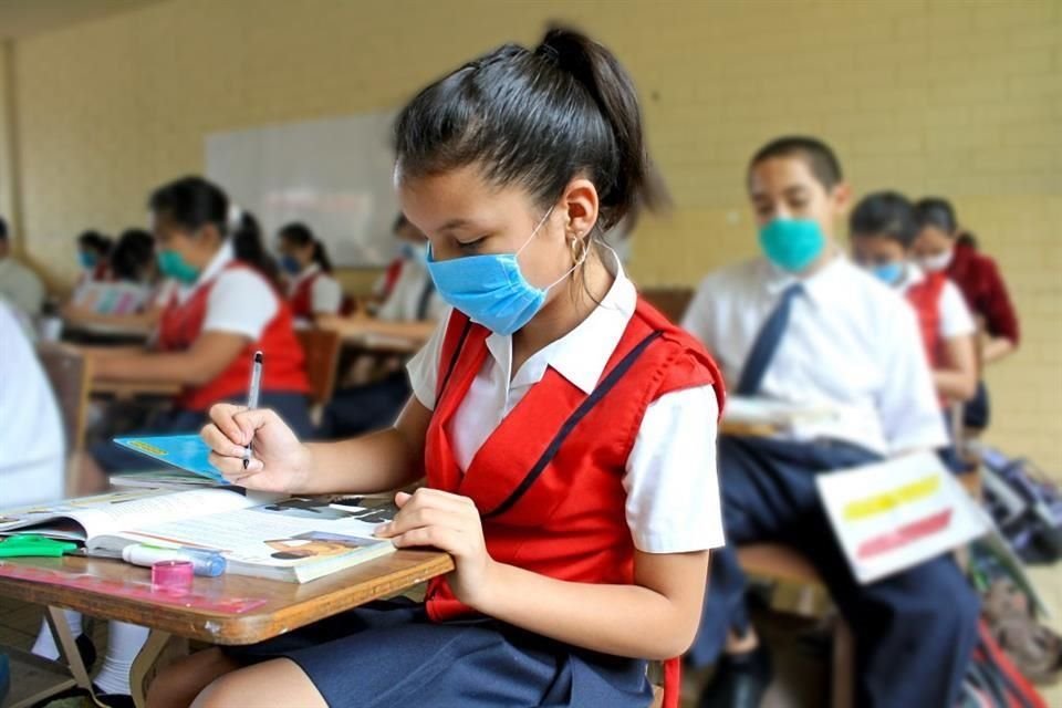 Tras la confirmación de los contagios, el protocolo de sanitización se implementó en la Secundaria 23 del Fraccionamiento Bernardo Reyes.