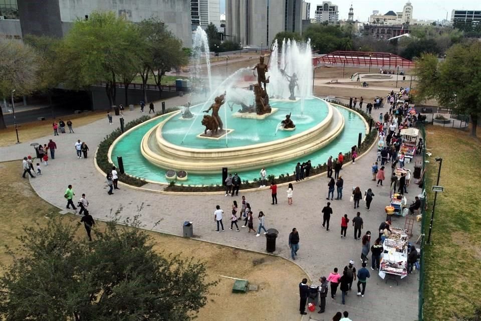El andador aledaño a la Fuente de la Vida es utilizado como una 'zona comercial' por los vendedores informales.