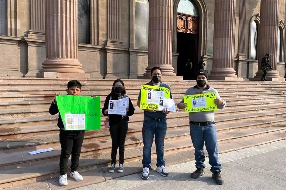 Los familiares han continuando la búsqueda por ellos mismos, mientras que las autoridades les piden esperar.