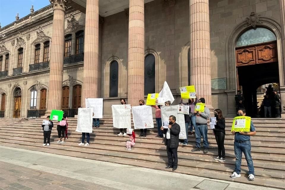 Familiares de desaparecidos afuera del Palacio de Gobierno.