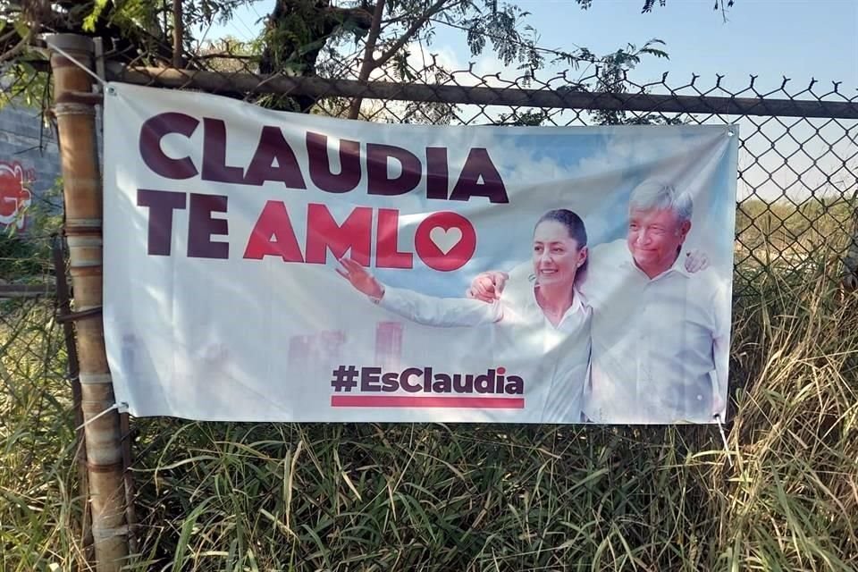 Lona ubicada en Constituyentes de Nuevo León.