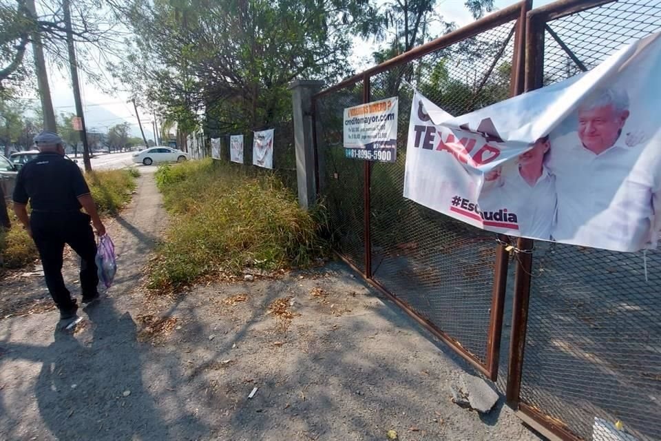 Lona ubicada en Constituyentes de Nuevo León.