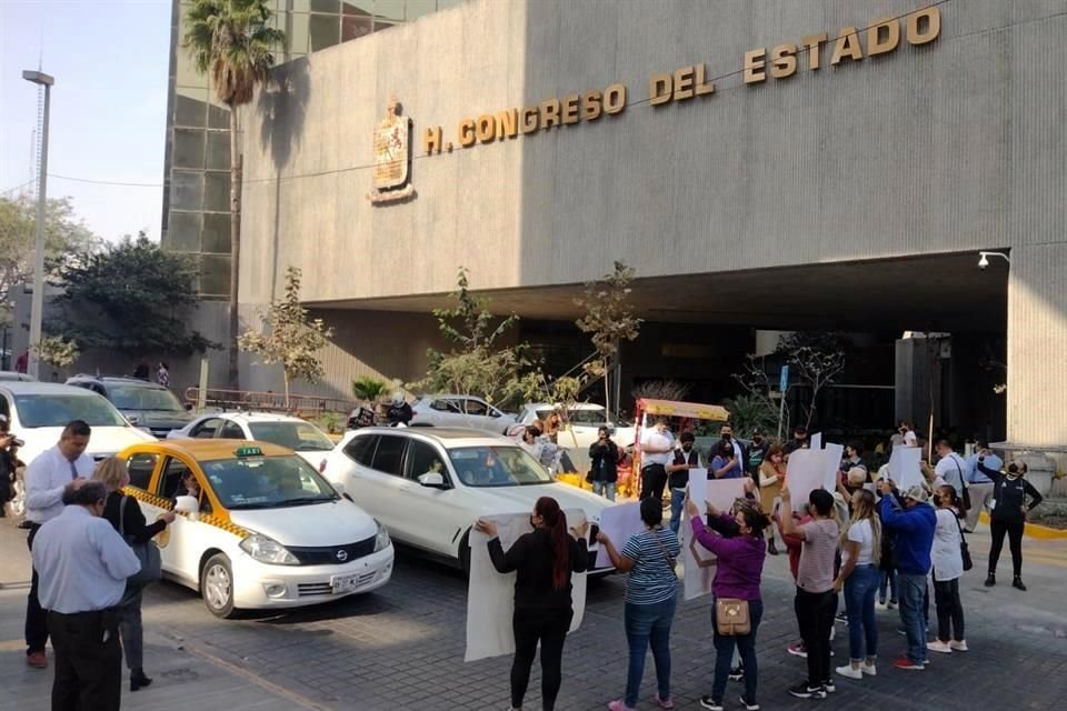 Los familiares de desaparecidos bloquearon la calle Matamoros frente al Congreso.