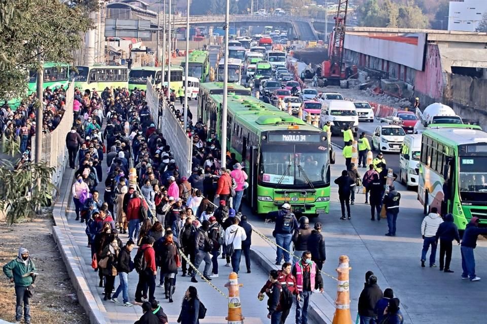 Usuarios denunciaron largas filas para abordar camiones que fueron instalados tras el percance dle Metro el sábado.