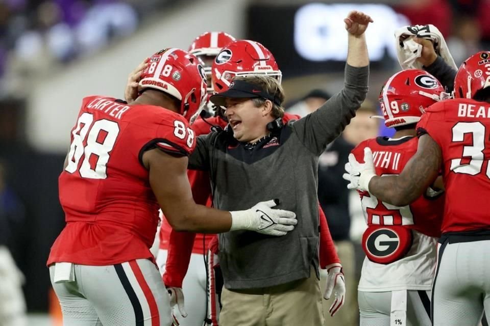 El head coach de los Bulldogs, Kirby Smart, celebra con Jalen Carter.